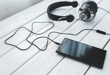 9场不败+扭亏为盈！曼联复苏启幕？还是仍走在钢丝上？